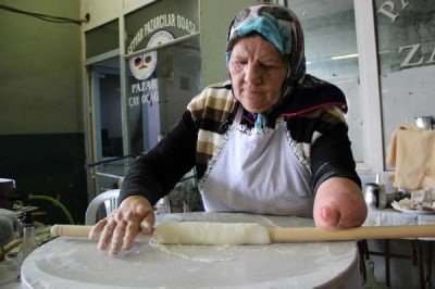 Tek eliyle yufka açıp, gözleme satarak geçimini sağlıyor