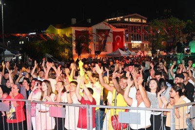 KURTULUŞUN 103. YIL DÖNÜMÜ COŞKUYLA KUTLANDI