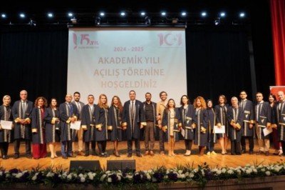 ÜNİVERSİTEDE AKADEMİK YIL TÖRENLE AÇILDI